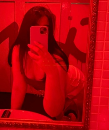 С моими услугами ты окунешься в мир страсти и наслаждения. Я умею слушать, разговаривать и улыбаться, делая наше время незабываемым. Я предлагаю широкий спектр интимных услуг, учитывая твои желания и предпочтения. Позаботься о себе и позвони мне, чтобы узнать больше о моих возможностях. Мои фото всегда актуальны, и я дарю только положительные эмоции. Жду тебя для незабываемых встреч в Москве! 💋 11079, 23 года